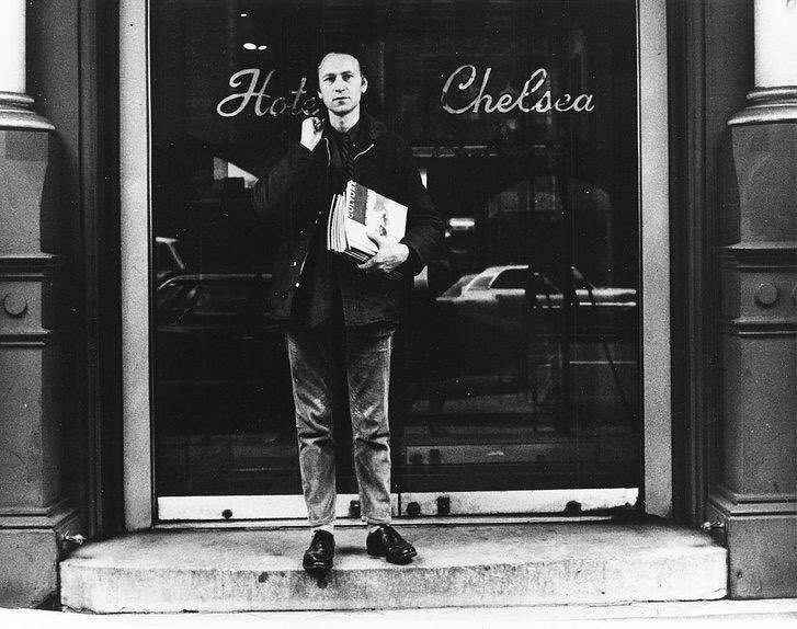 Jonas Mekas frente al Hotel Chelsea en New York (1967).